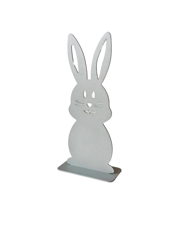 metalowy królik z uszami stojącymi